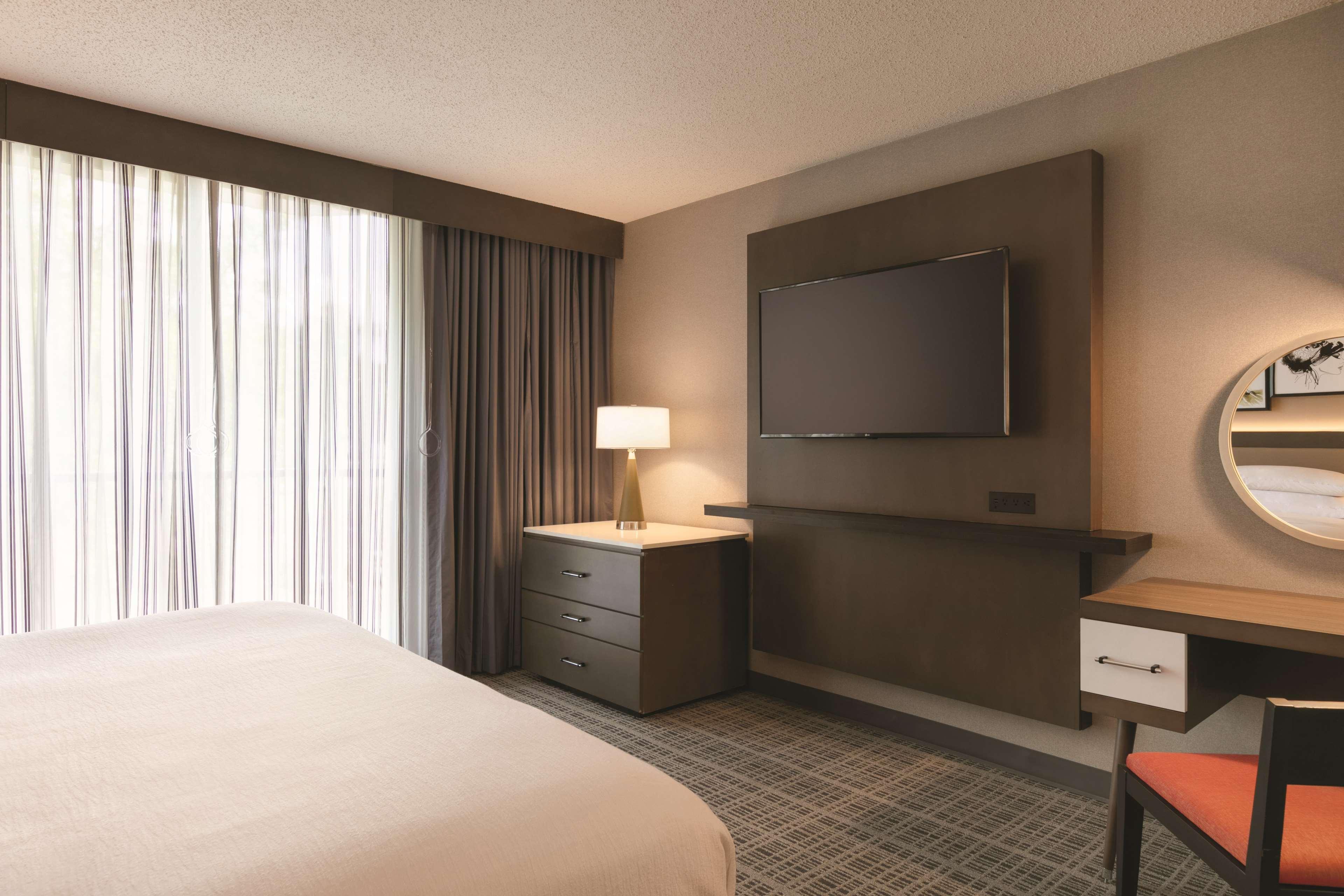 Embassy Suites By Hilton Richmond Dumbarton Extérieur photo