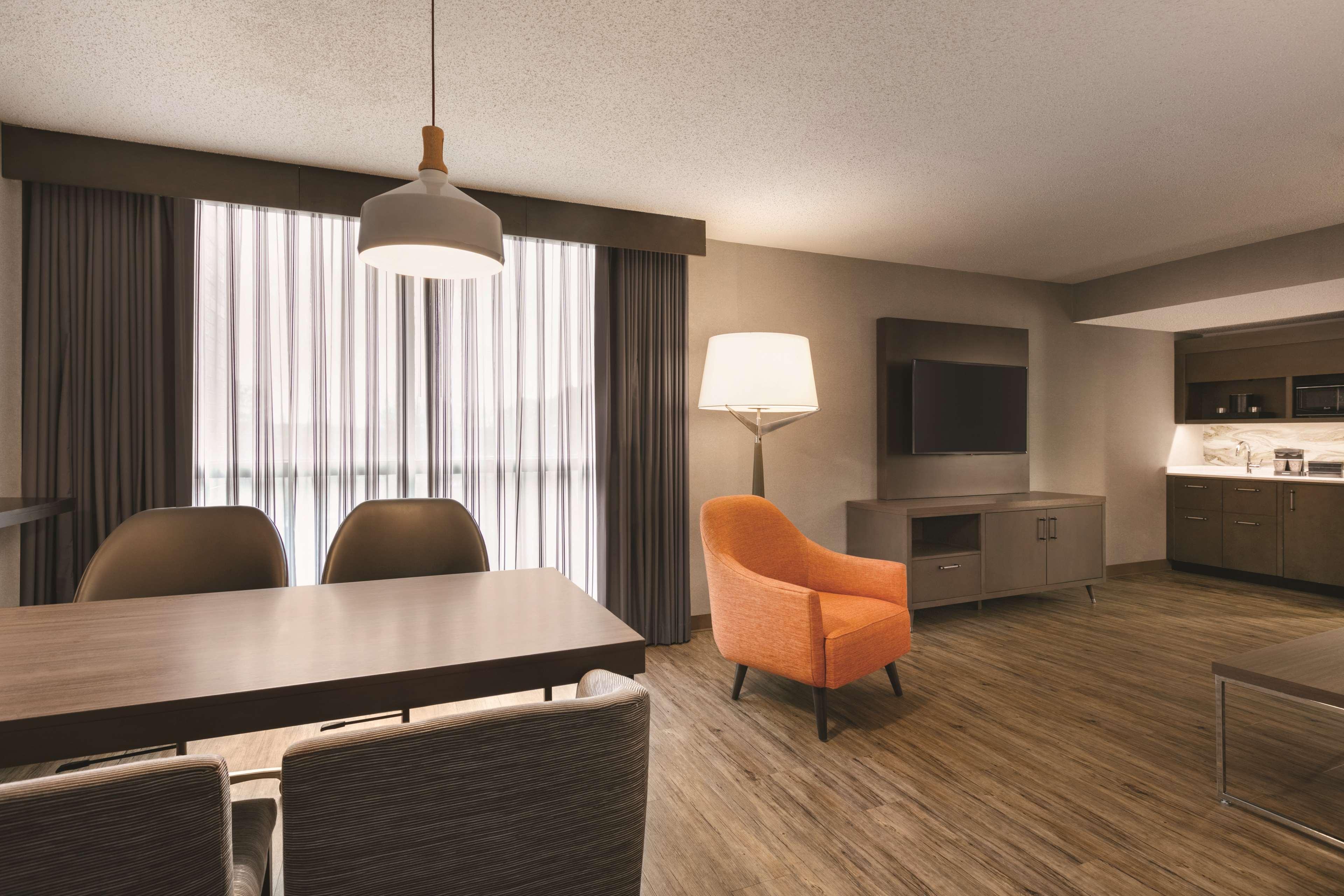 Embassy Suites By Hilton Richmond Dumbarton Extérieur photo