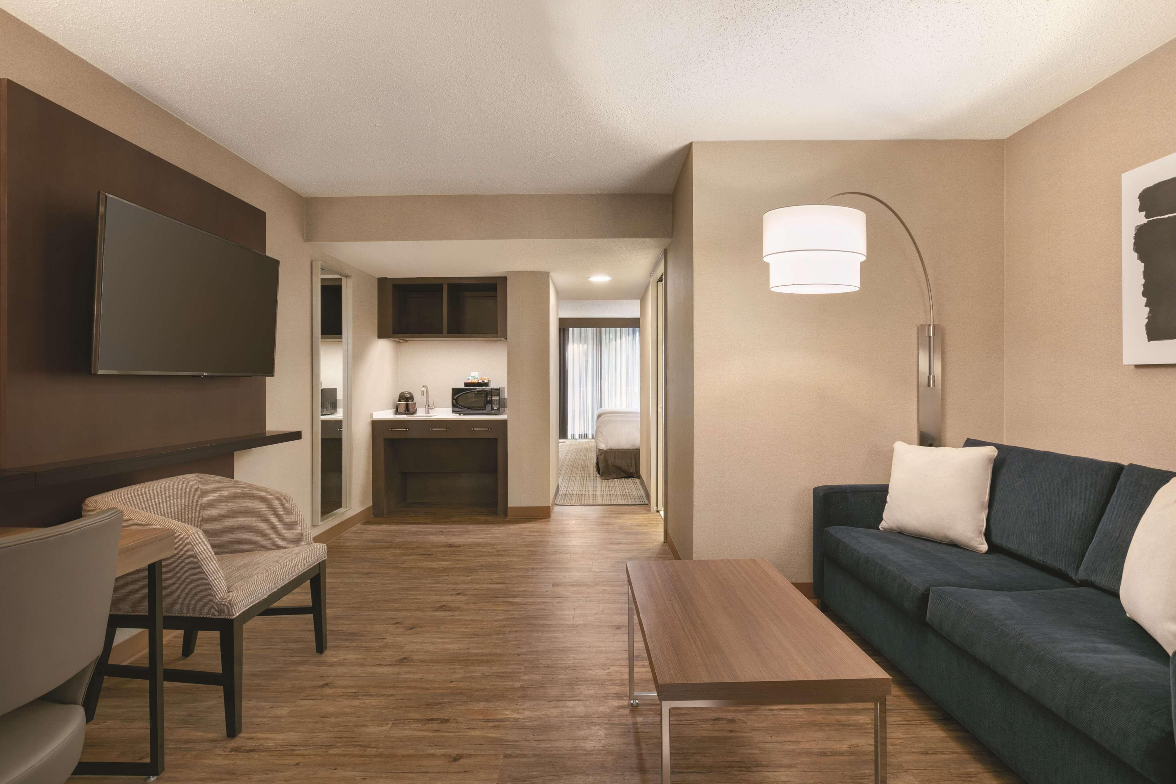 Embassy Suites By Hilton Richmond Dumbarton Extérieur photo